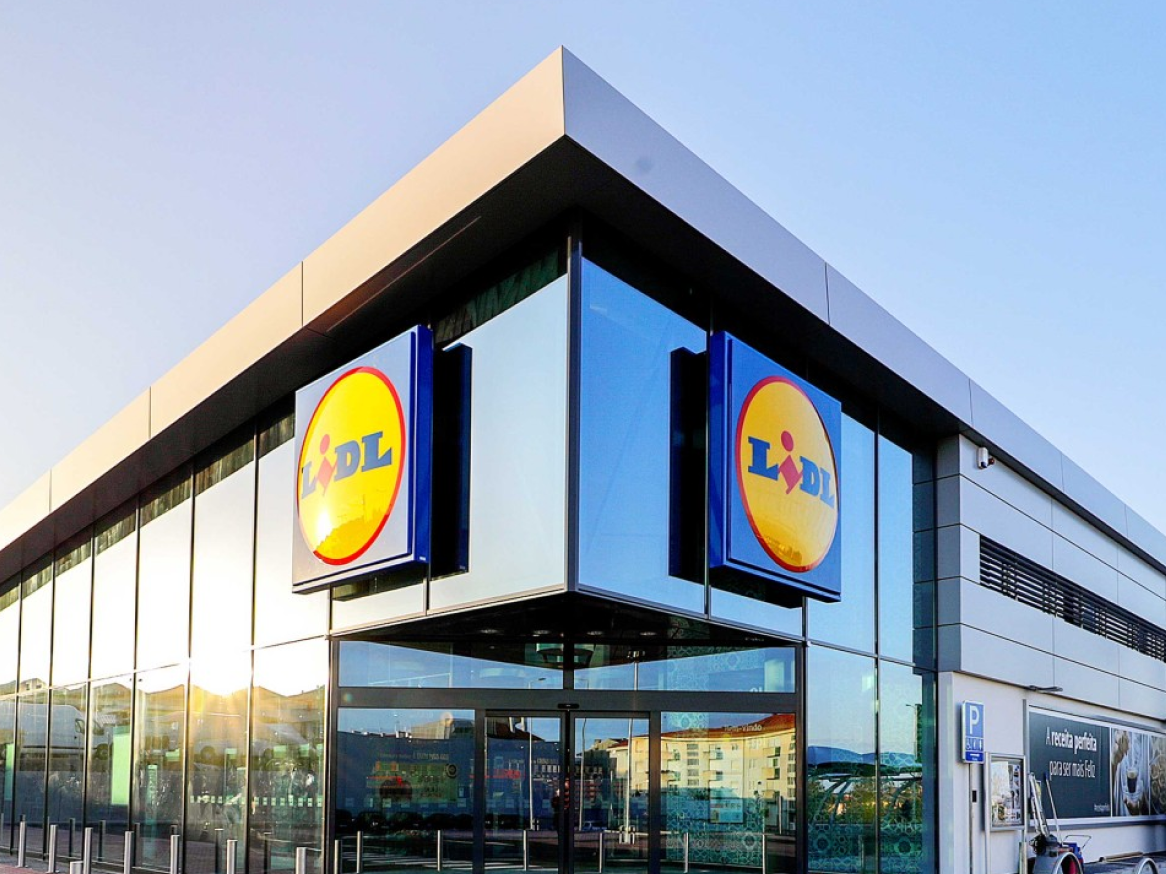 Uma loja Lidl moderna e brilhante com a sua marca visível.
