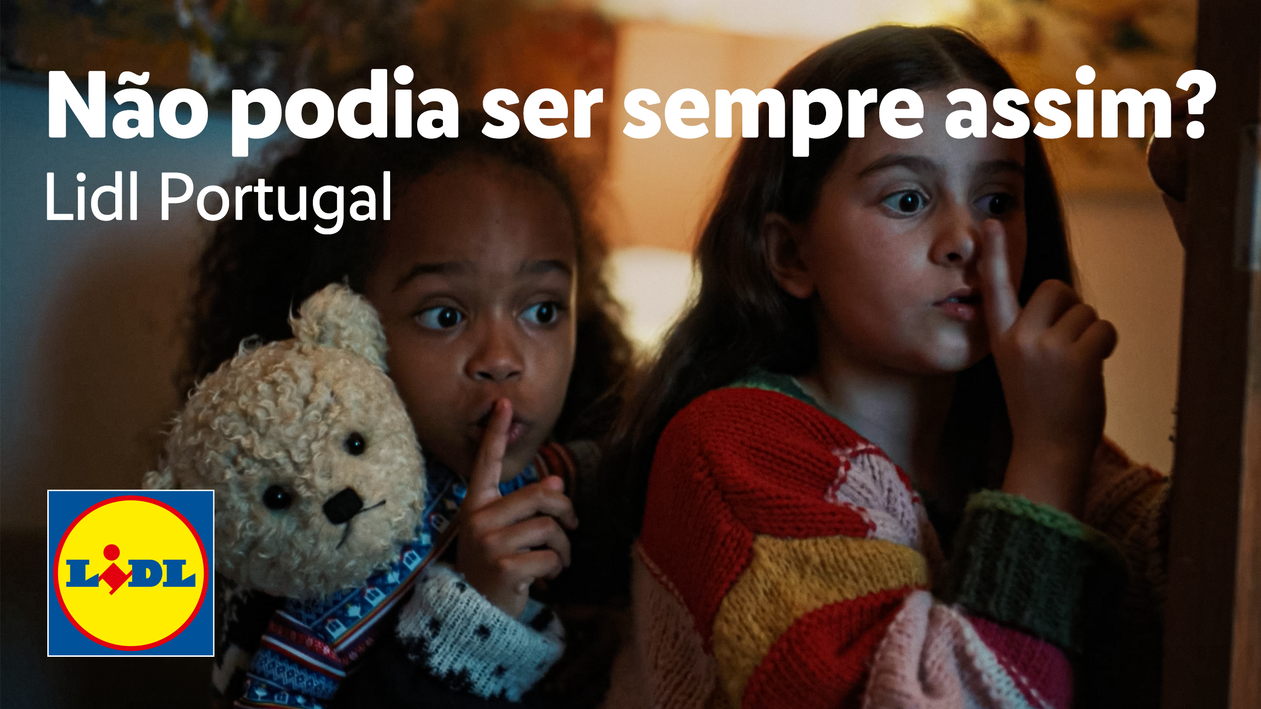 Duas crianças com um urso de peluche, uma delas a fazer 'shhh', com o texto 'Não podia ser sempre assim? Lidl Portugal'.
