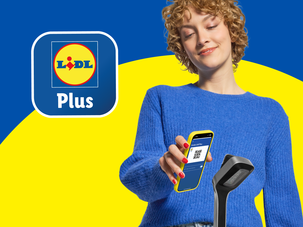 Uma mulher usa o aplicativo Lidl Plus para escanear um código QR em um caixa de supermercado.