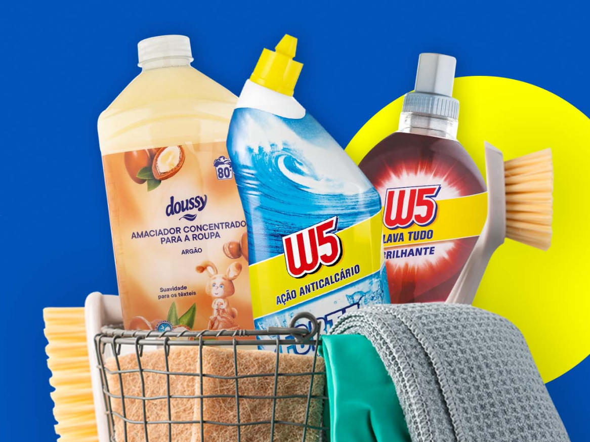 Produtos de limpeza W5, amaciante Doussy e acessórios.