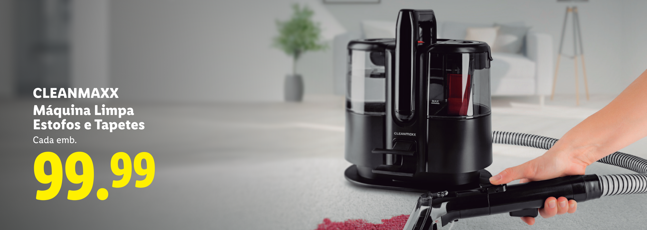 Máquina de limpeza de estofos e tapetes a limpar um tapete, com o preço de 99,99.