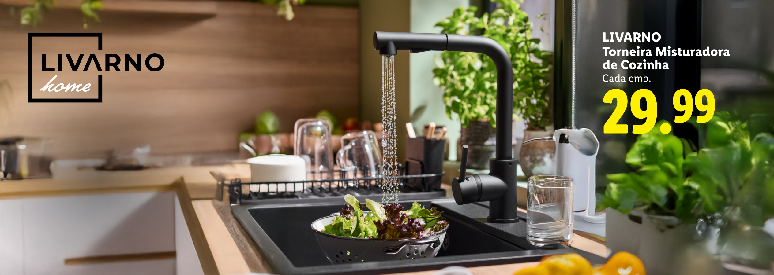 Torneira misturadora de cozinha preta com salada a ser lavada no lava-loiça, preço 29,99.