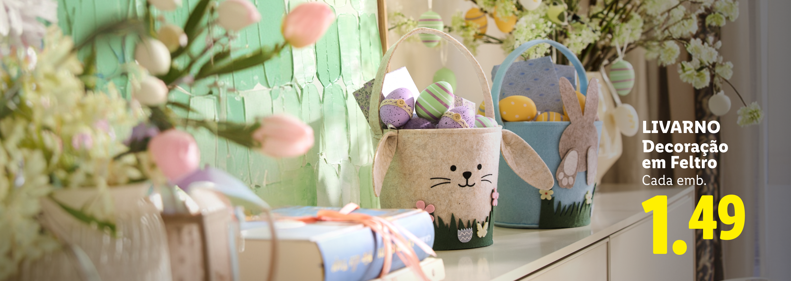 Decoração de Páscoa em feltro, incluindo cestos de coelho com ovos coloridos, por 1,49€.