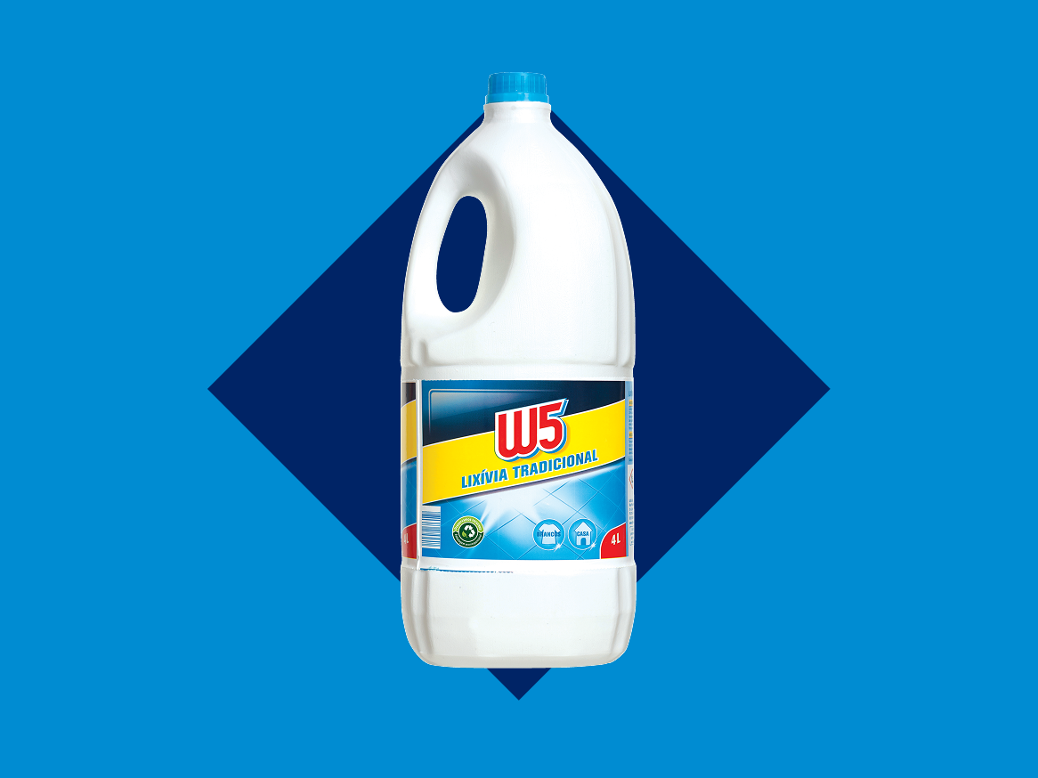 Frasco de 4L de lixívia tradicional W5 sobre fundo azul.
