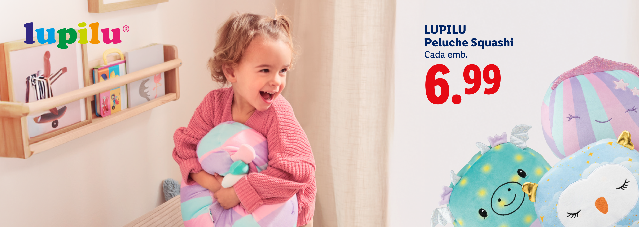 Criança feliz abraça peluche, com outros peluches e preço de 6,99€ visíveis.