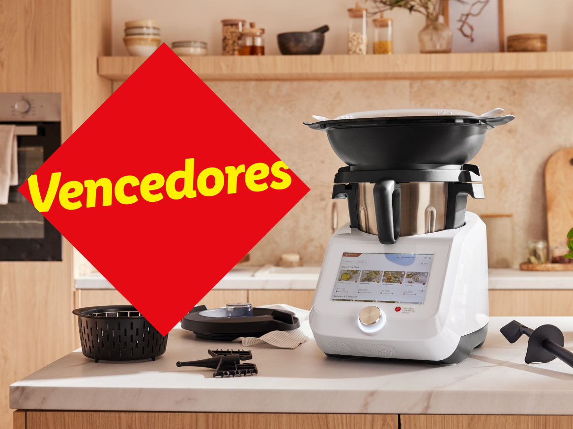 Robô de cozinha Monsieur Cuisine Smart com acessórios e texto 'Vencedores' em destaque.