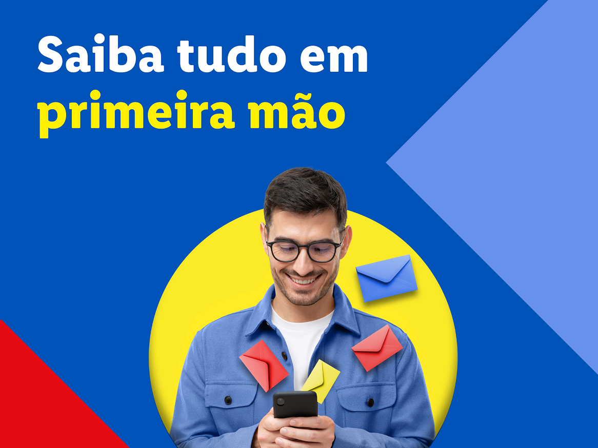 Homem sorridente usando celular com envelopes coloridos ao redor, texto: Saiba tudo em primeira mão.