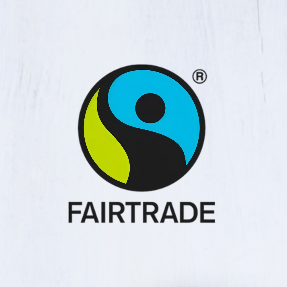 Logótipo Fairtrade com um símbolo circular em azul e verde, e a palavra 'FAIRTRADE' por baixo.