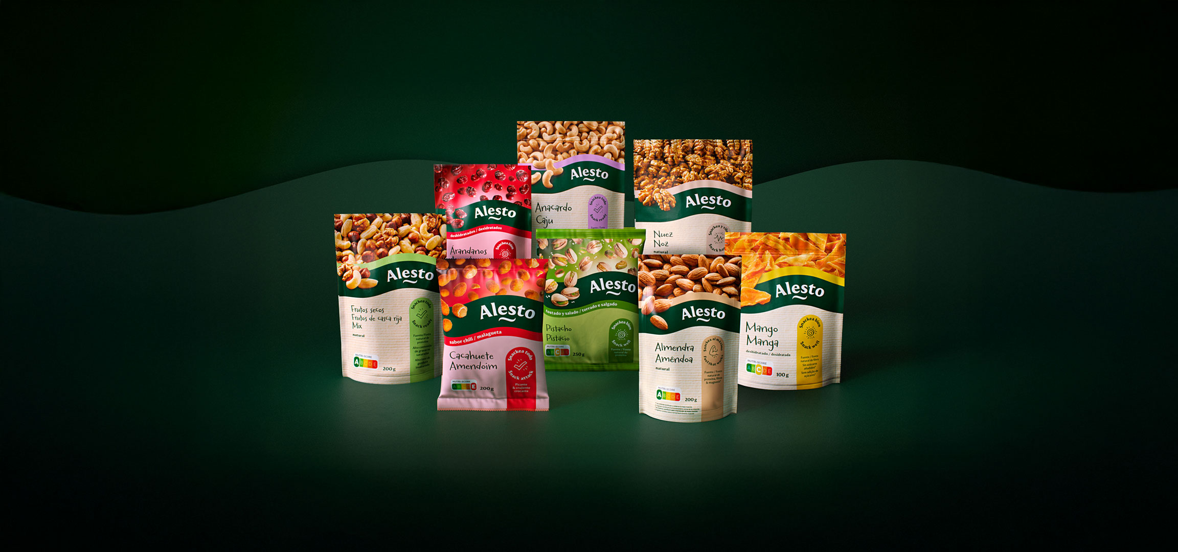 Uma variedade de frutos secos e desidratados, incluindo cajus, arandos, nozes, amêndoas, pistácios, amendoins e manga.