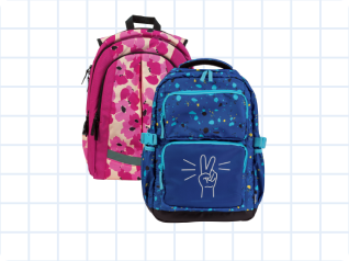 Mochila azul com padrão de salpicos e sinal de paz, e mochila rosa com padrão floral.
