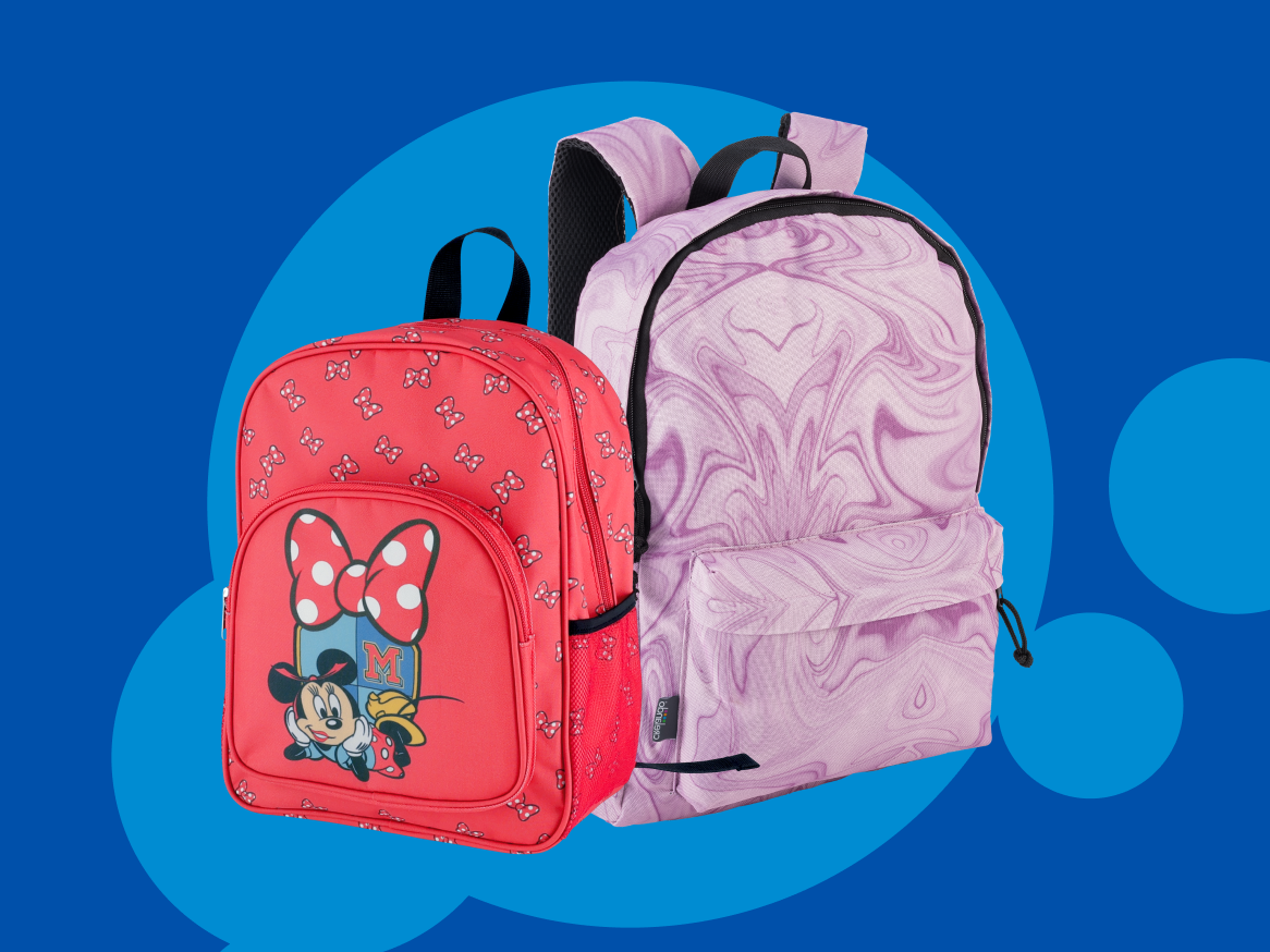 Duas mochilas, uma vermelha da Minnie Mouse e outra roxa com estampa marmorizada.