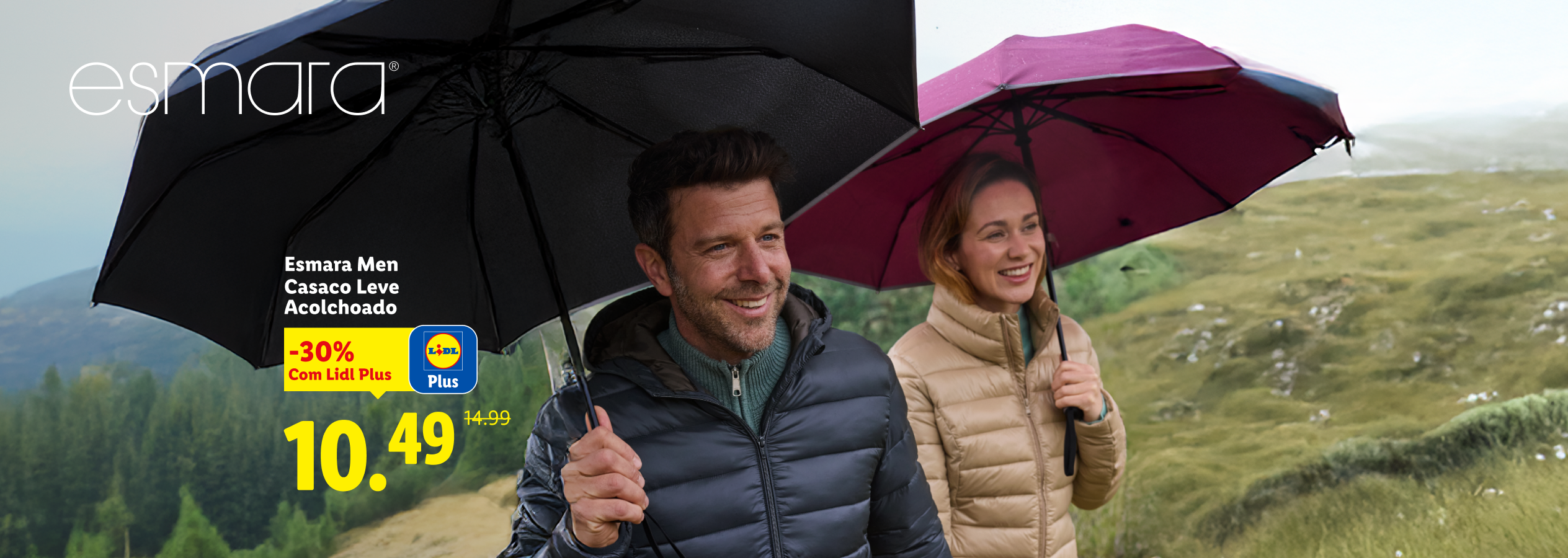 Homem e mulher com casacos leves acolchoados e guarda-chuvas, com desconto de 30%.