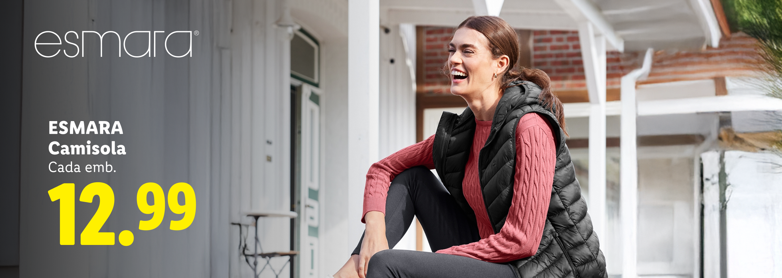 Mulher sorridente com colete preto e camisola rosa, preço 12.99.