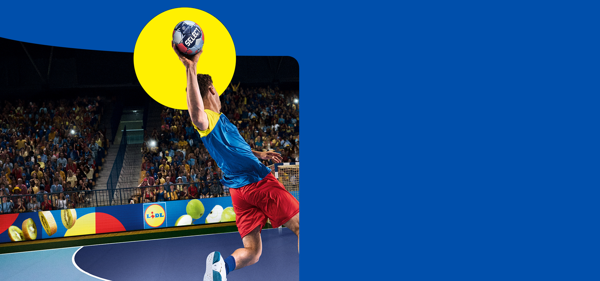Jogador de andebol lança a bola à baliza, com o logótipo Lidl no painel publicitário.