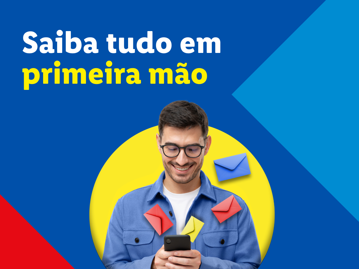 Homem sorridente usando celular, recebendo e-mails. Saiba tudo em primeira mão!
