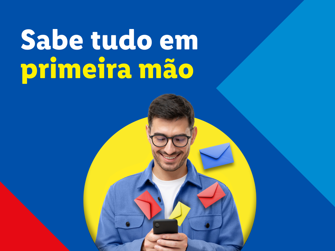Homem sorrindo usando celular com envelopes coloridos flutuando ao redor.