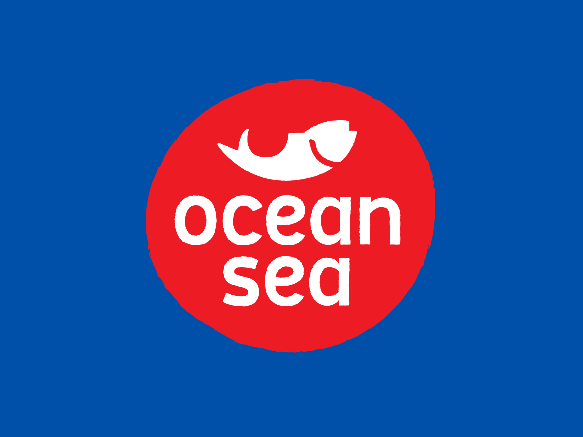 Logótipo de um círculo vermelho com um peixe branco e o texto 'ocean sea' em branco.
