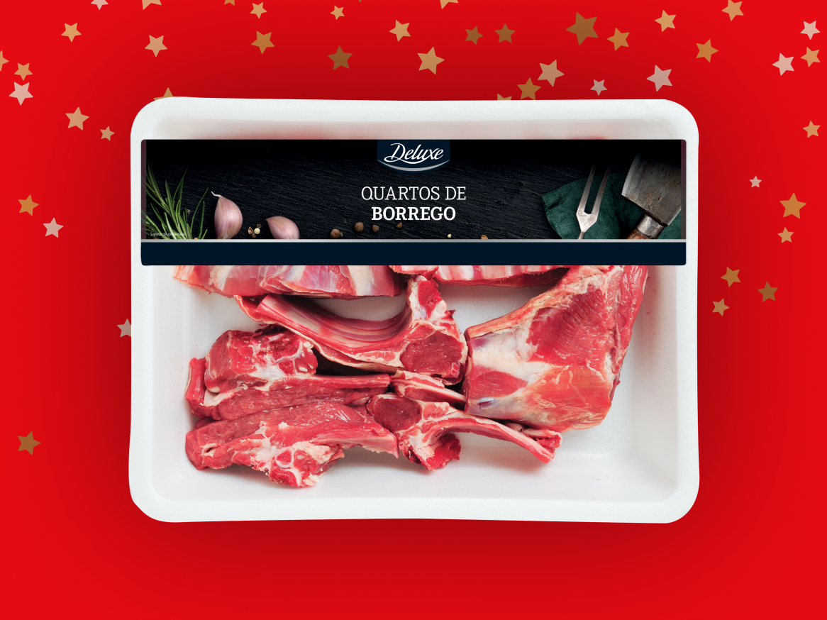 Embalagem de quartos de borrego Deluxe sobre fundo vermelho com estrelas douradas.