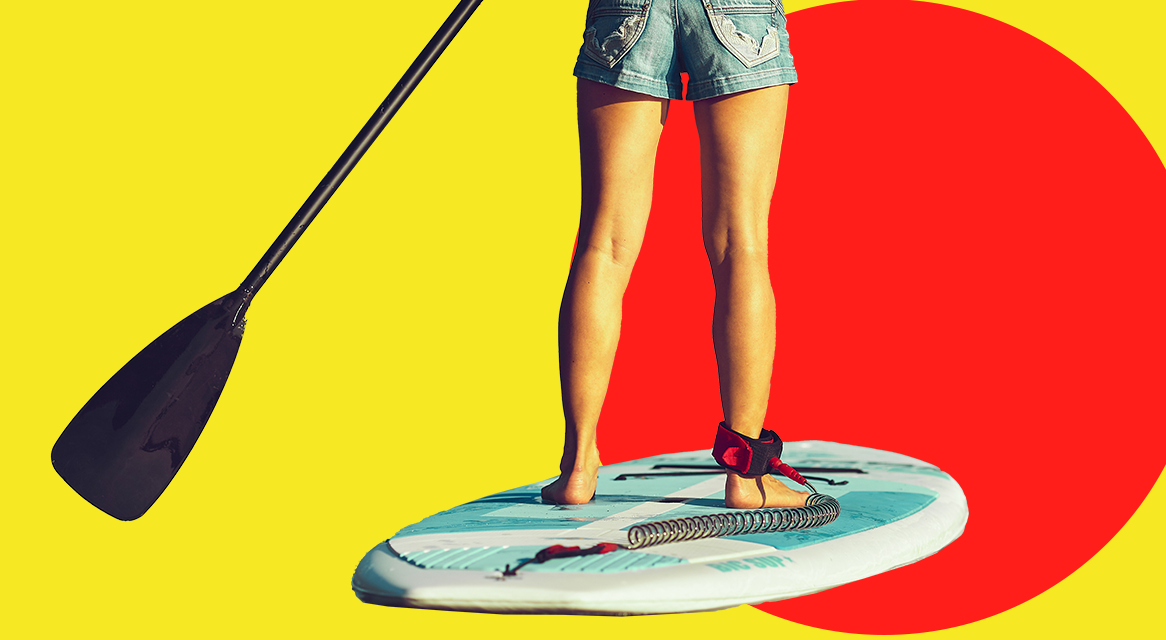 Prancha de SUP e remo: equipamento de esportes aquáticos.