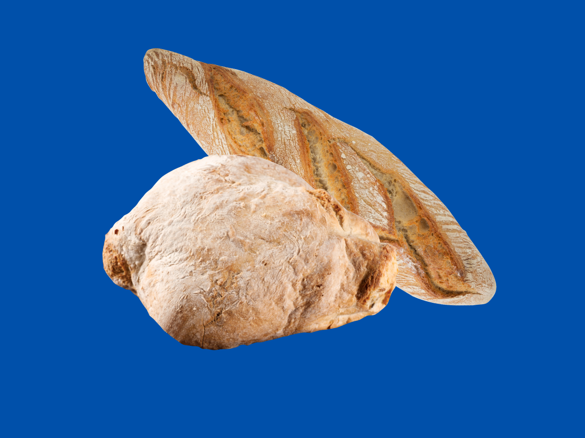 Pães artesanais: uma baguete e um pão redondo, sobre fundo azul.