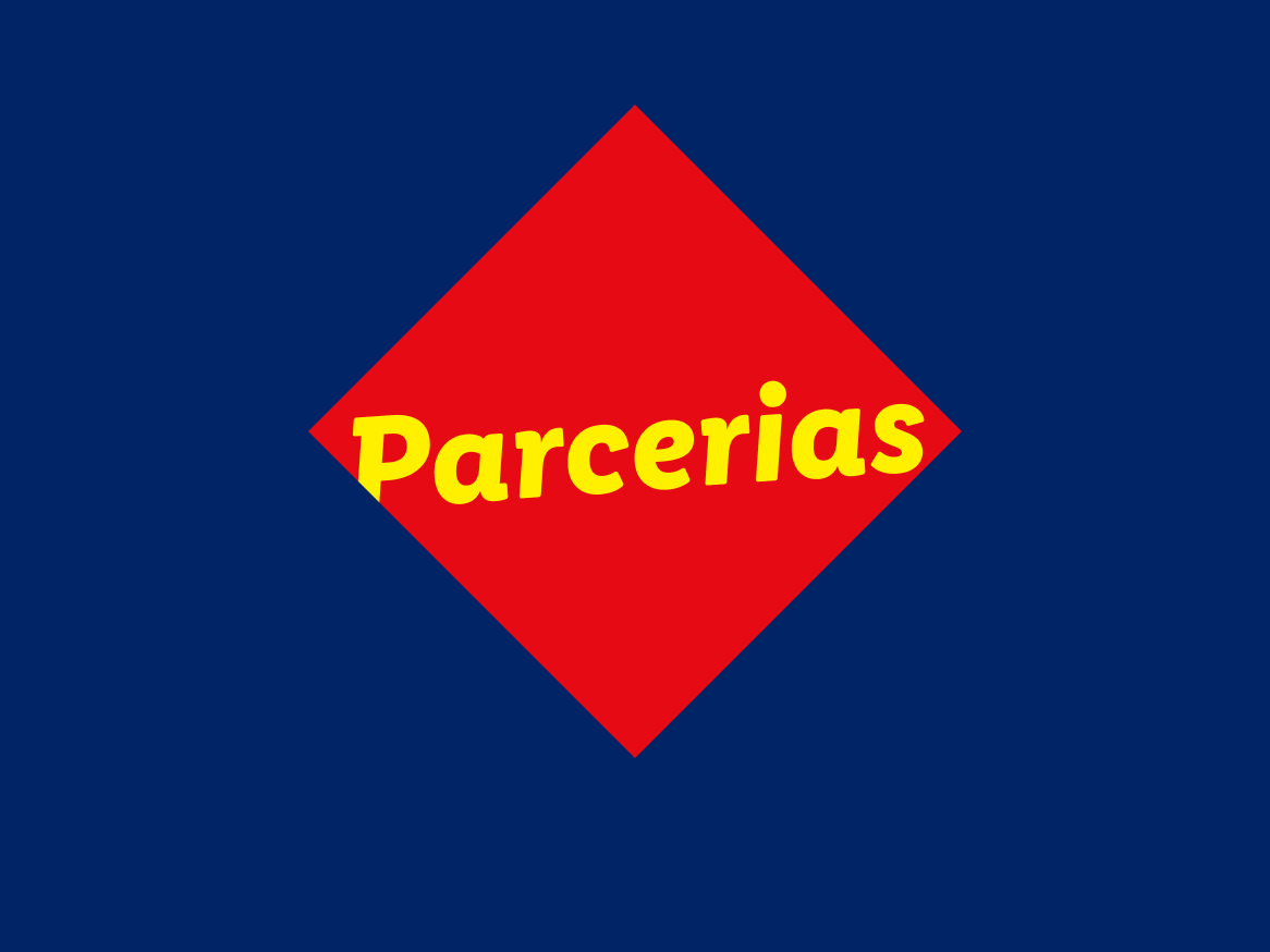 Logótipo vermelho em forma de losango com a palavra 'Parcerias' em amarelo sobre um fundo azul.