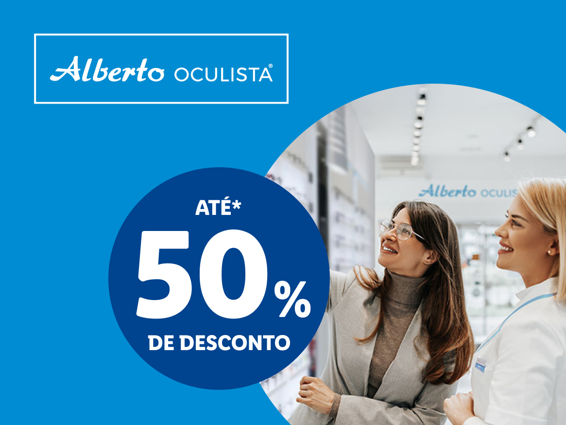 Mulher a experimentar óculos com uma vendedora, com um desconto de 50% da Alberto Oculista.