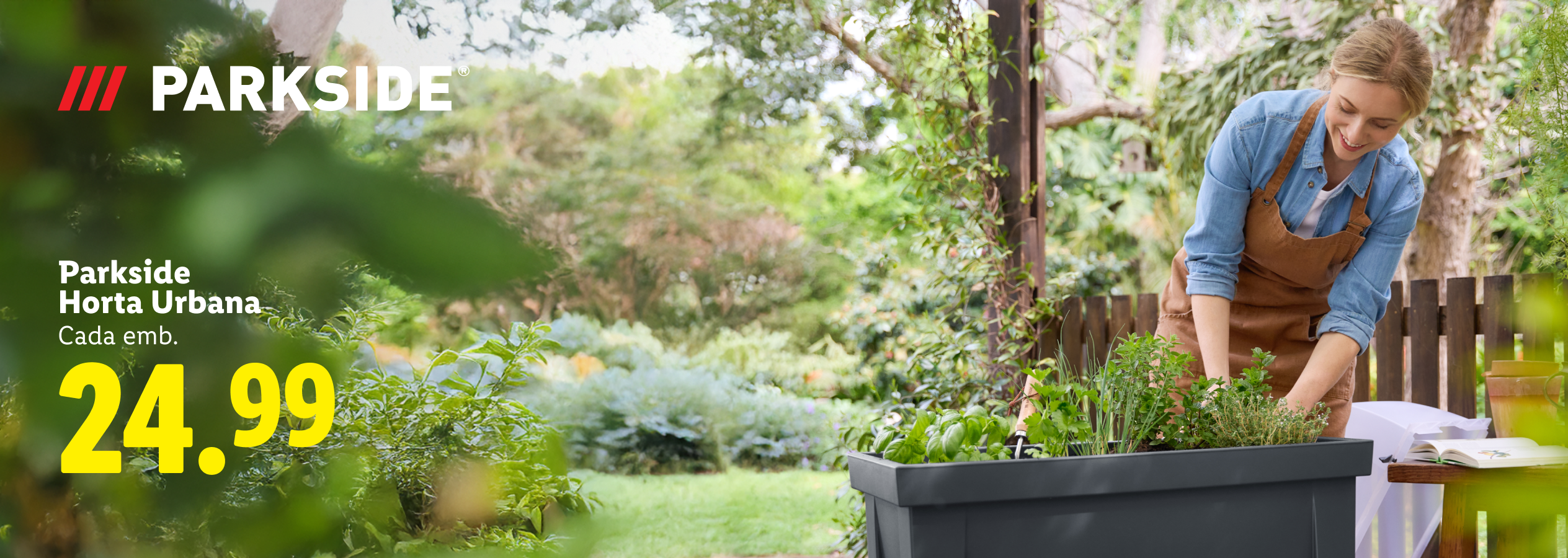 Mulher a plantar ervas aromáticas numa horta urbana, com o preço de 24,99€.
