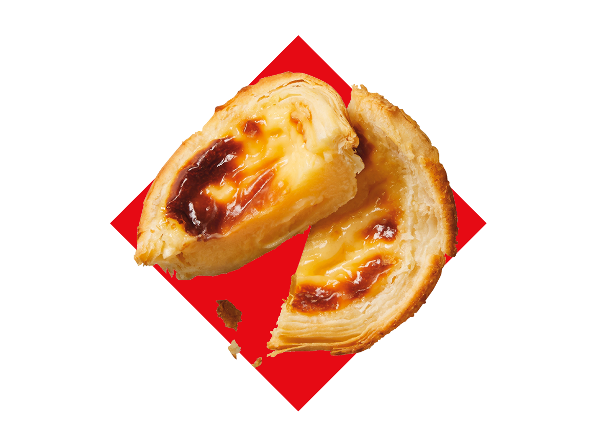 Dois pastéis de nata deliciosos, cortados ao meio, sobre um fundo vermelho.