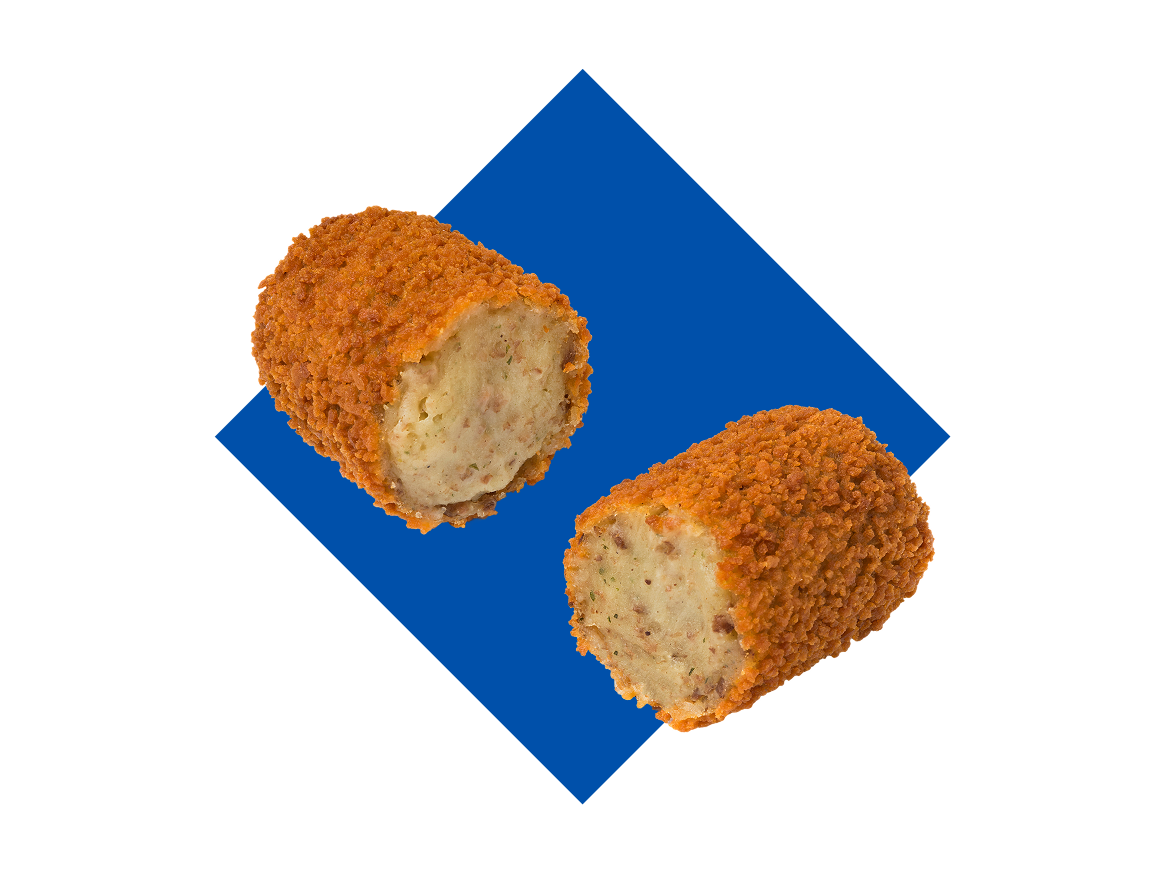 Duas croquetes de carne cortadas ao meio, sobre fundo azul.