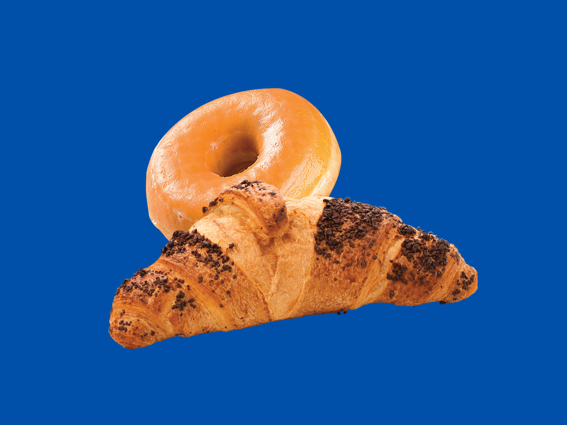 Um delicioso croissant com cobertura de chocolate e um donut glacê.