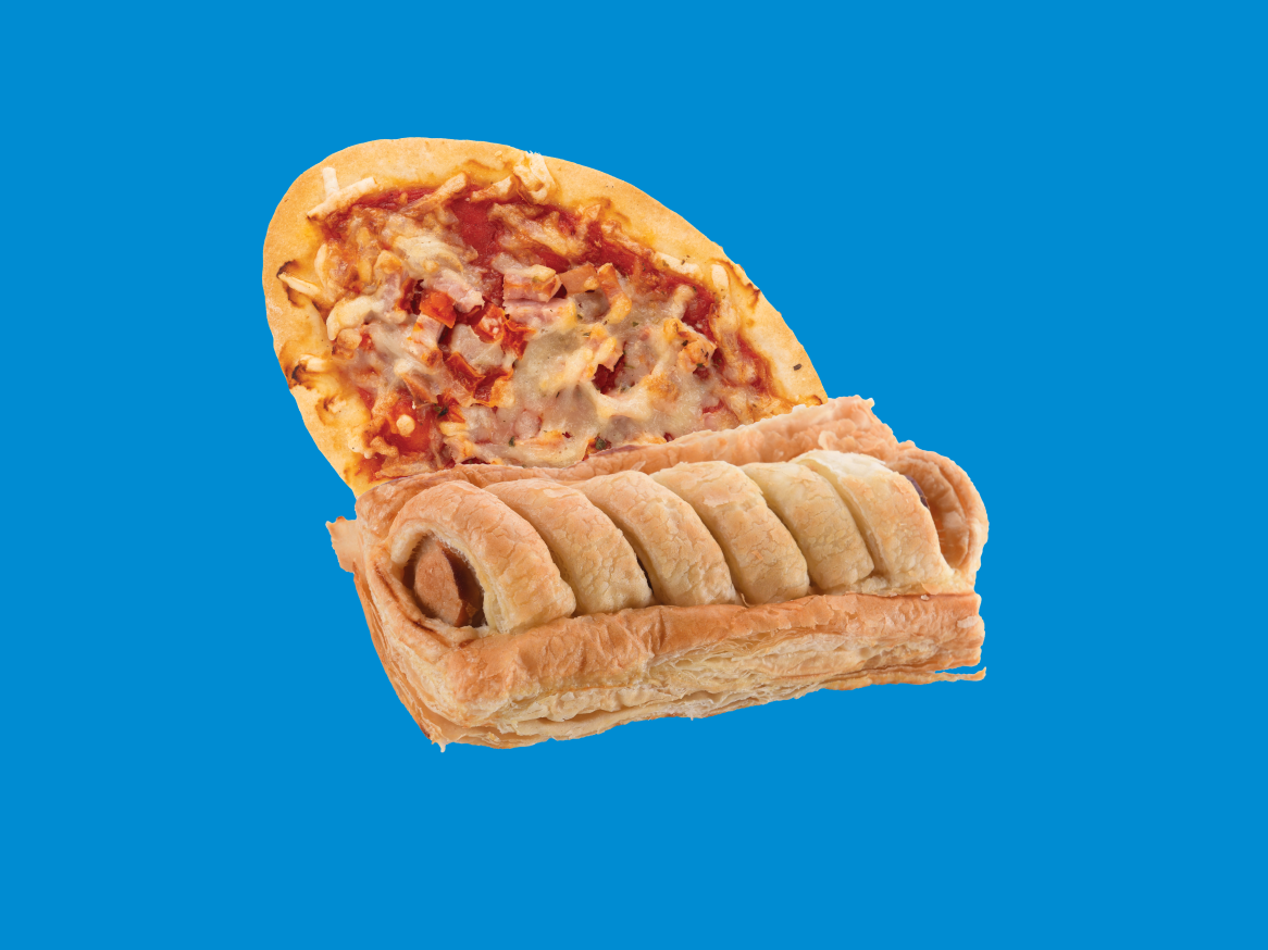 Pizza e pastel de salsicha sobre fundo azul.