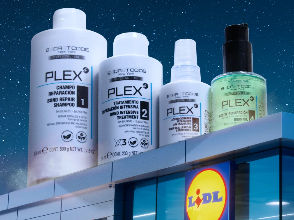 Linha de produtos de cuidado capilar com champô, tratamento intensivo, condicionador e óleo reparador, exibidos no topo de uma loja Lidl.