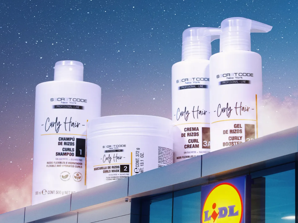 Produtos para cabelo encaracolado, incluindo champô, máscara, creme e gel, em cima de um edifício Lidl.