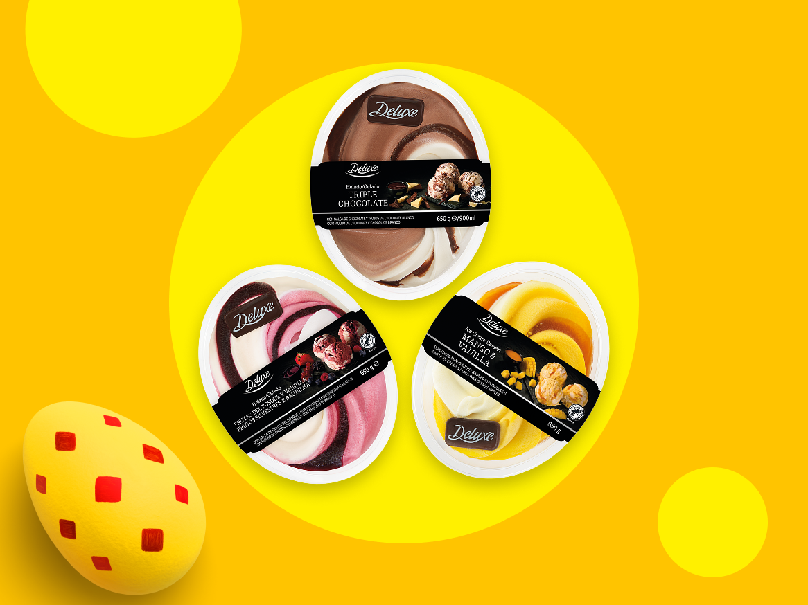 Três sobremesas de gelado: chocolate triplo, frutos silvestres e baunilha, e manga e baunilha, sobre um fundo amarelo.