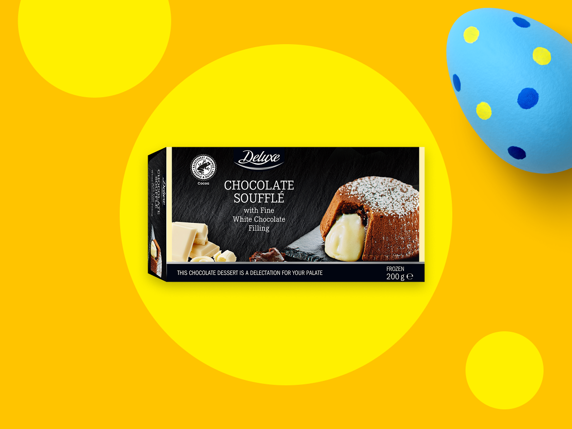 Caixa de suflê de chocolate com recheio de chocolate branco e um ovo de Páscoa azul.