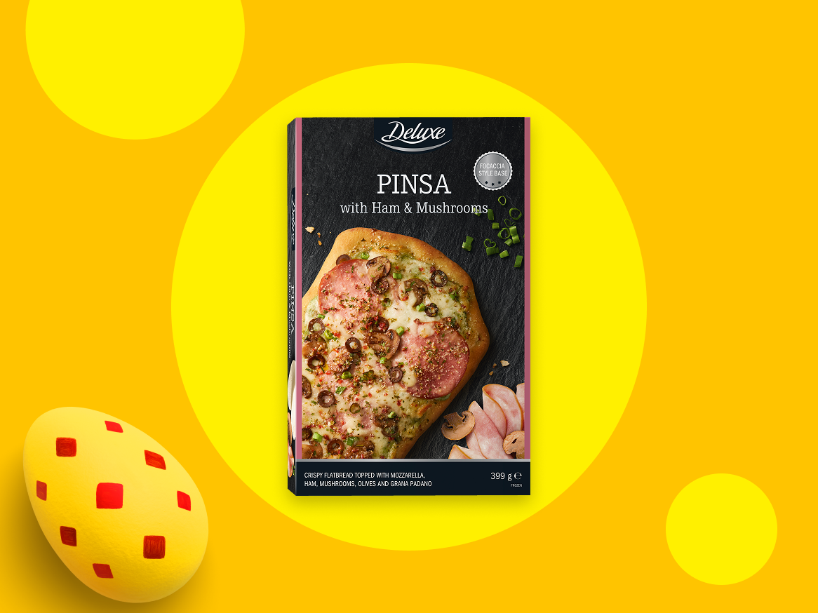 Pinsa com fiambre e cogumelos, com um ovo de Páscoa decorado.