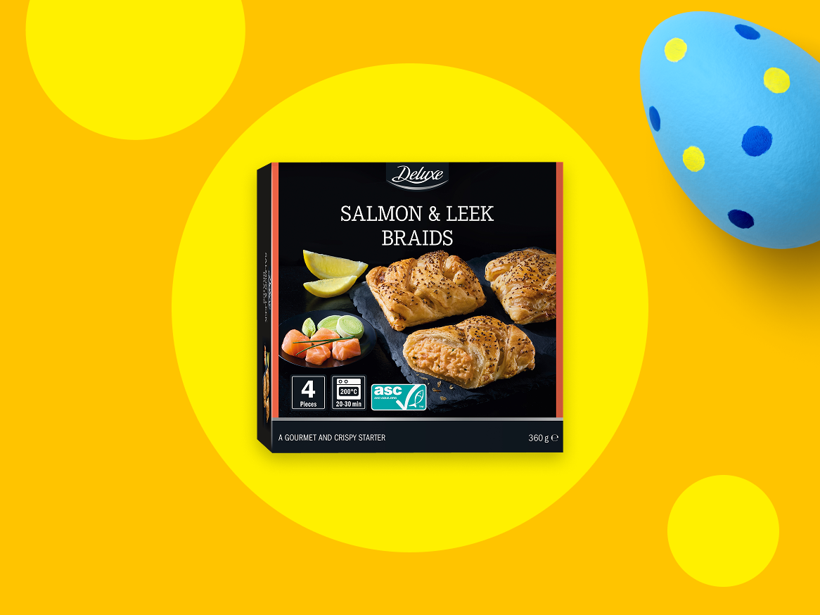 Caixa de tranças de salmão e alho-francês com um ovo da Páscoa azul e amarelo.