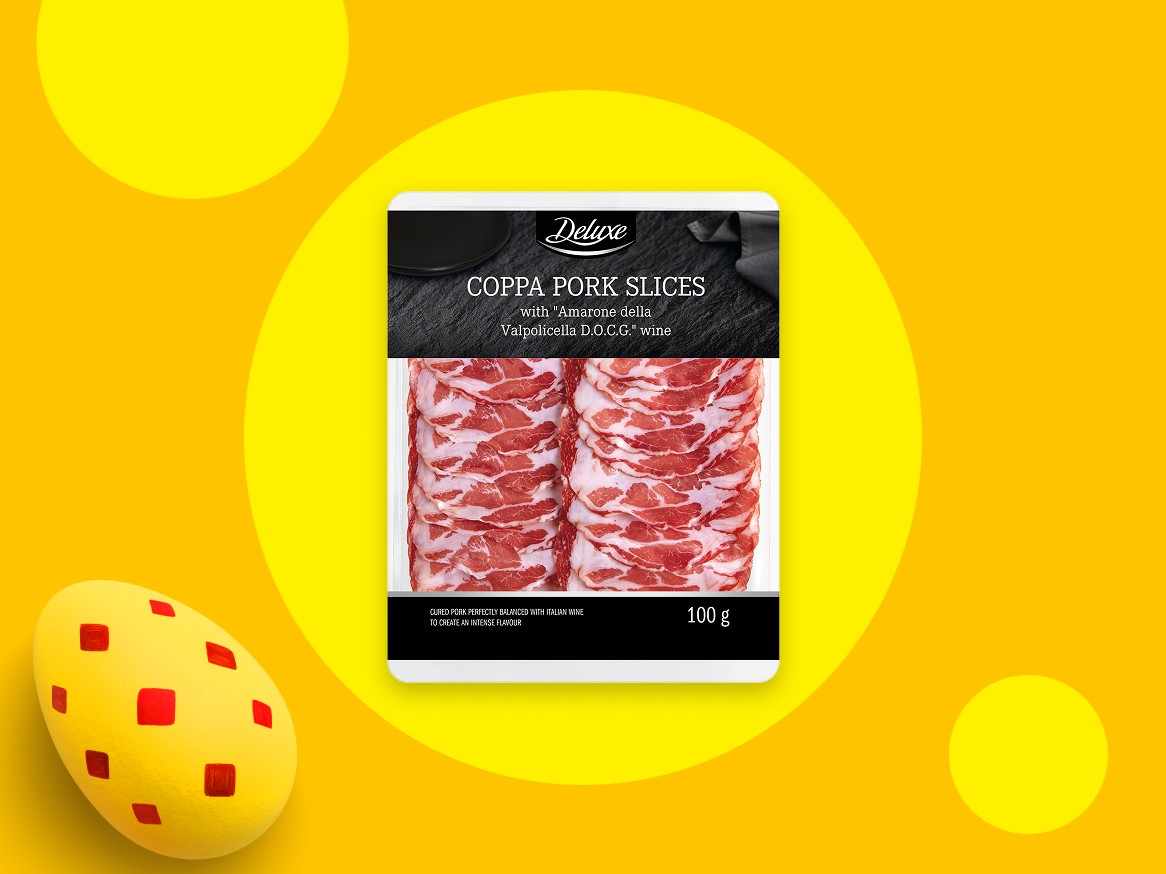 Fatias de coppa de porco com vinho Amarone, sobre um fundo amarelo com círculos e um ovo de Páscoa.