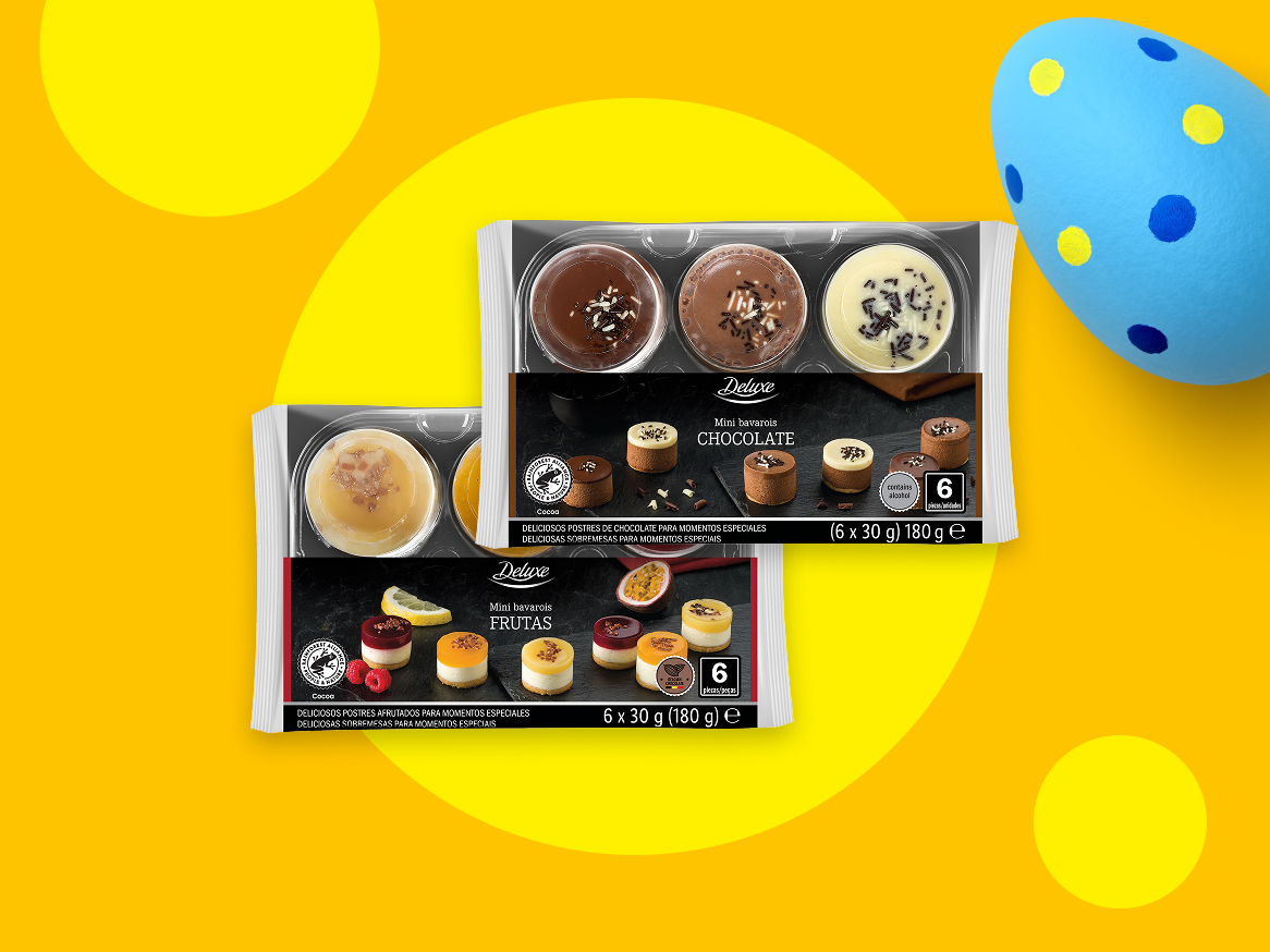 Duas embalagens de mini bavarois, uma de chocolate e outra de frutas, com um ovo da Páscoa azul.