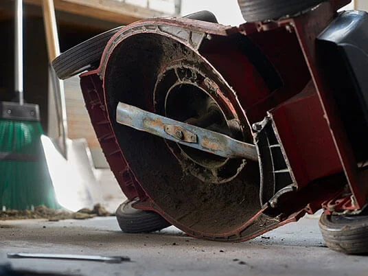 Cortador de grama sujo de cabeça para baixo, lâmina visível