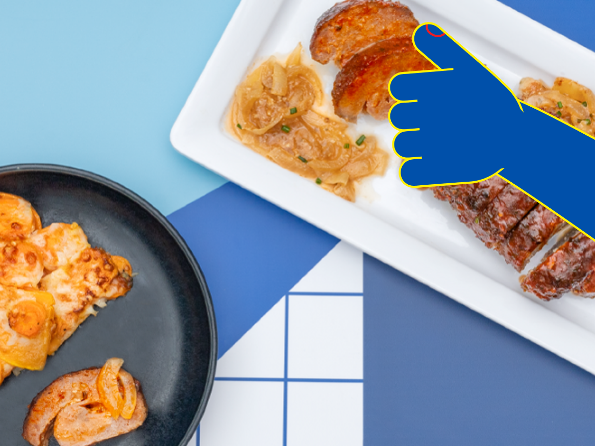 Pratos de carne e cebola caramelizada em uma mesa azul e branca.