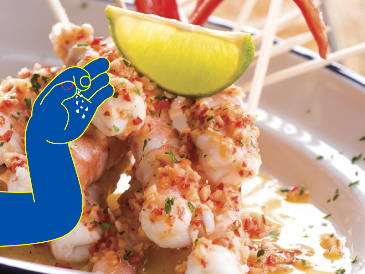 Ceviche de camarão grelhado com molho picante e limão.