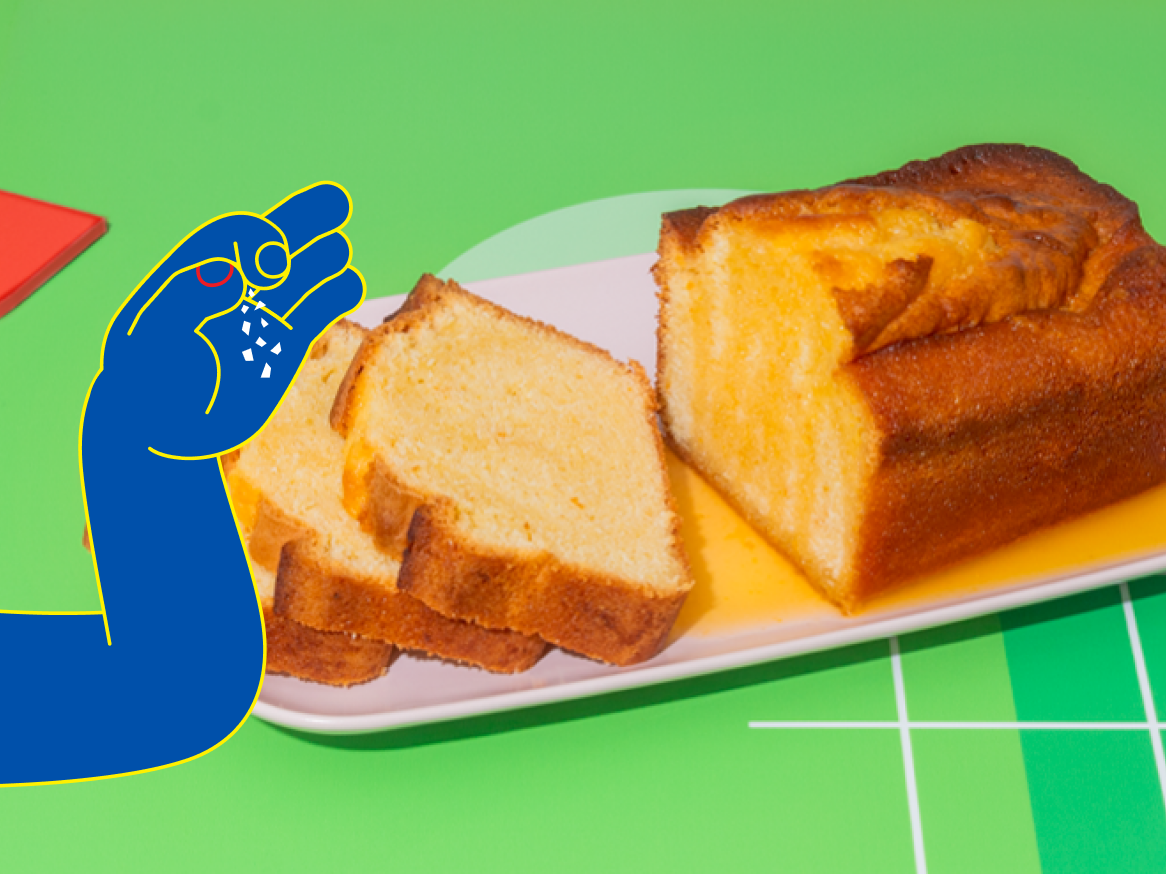 Bolo de libra fatiado em um prato com uma mão ilustrada polvilhando sal.
