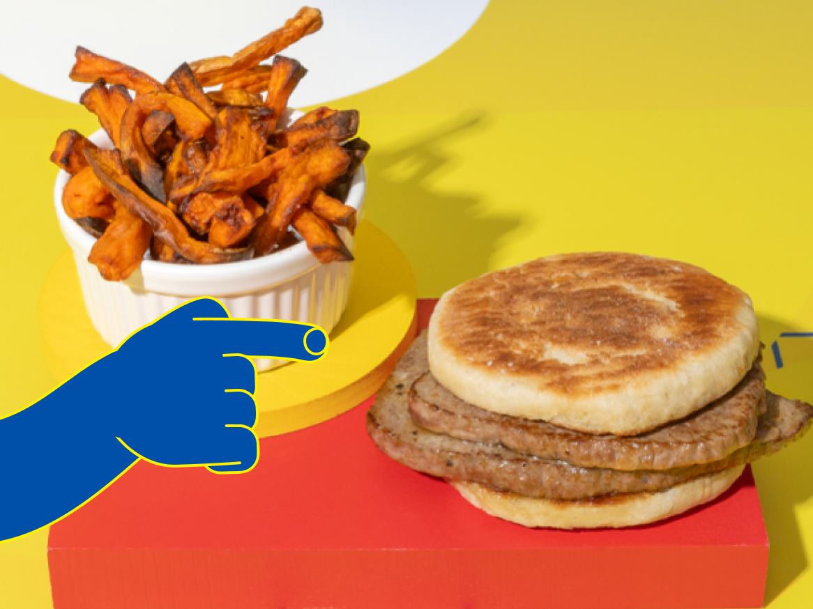 Batata doce frita e sanduíche de carne em um cenário vibrante.