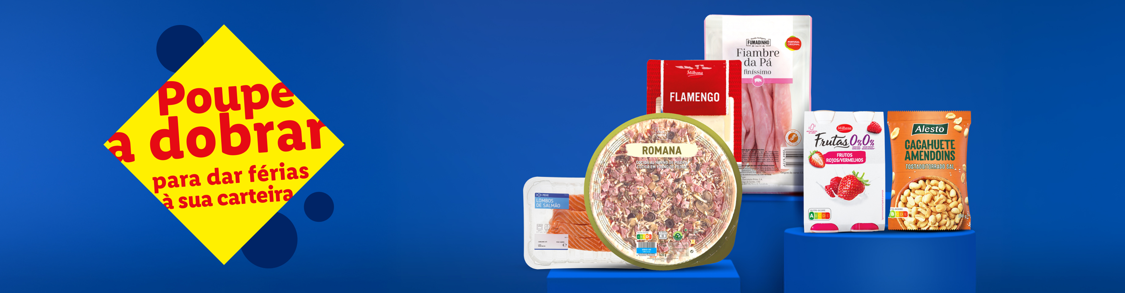 Anúncio de supermercado com produtos como salmão, presunto, pizza, frutas vermelhas e amendoins, com o texto 'Poupe a dobrar para dar férias à sua carteira'.