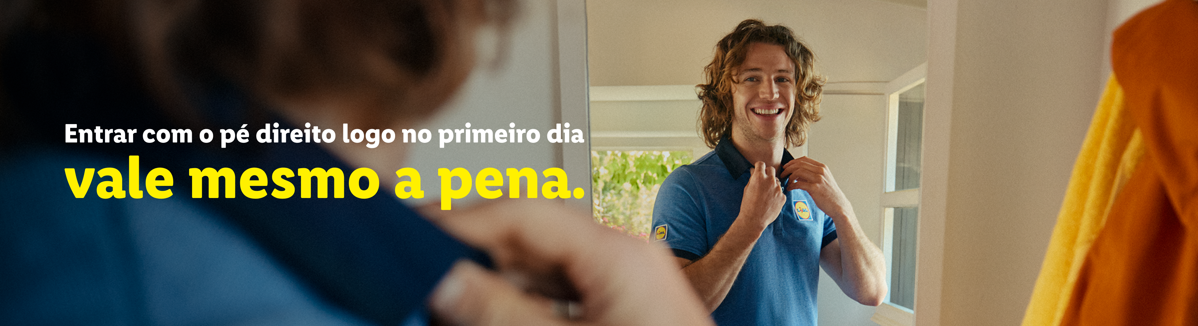 Homem sorridente a abotoar a camisa azul da Lidl, com texto: 'Entrar com o pé direito logo no primeiro dia vale mesmo a pena.'