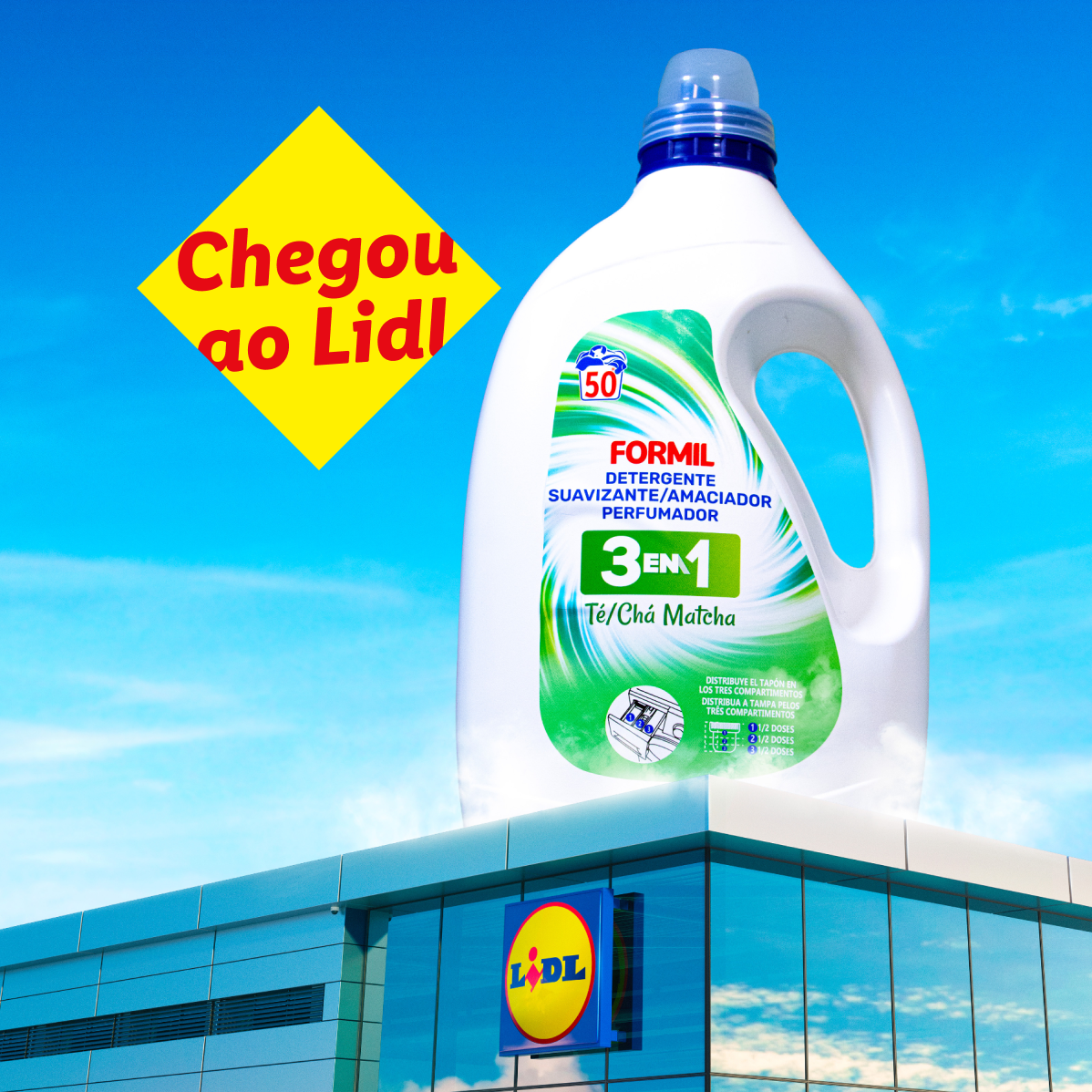 Detergente 3 em 1 com chá matcha gigante sobre uma loja, com a mensagem 'Chegou ao Lidl!'