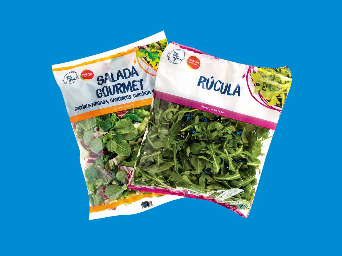Embalagens de salada gourmet e rúcula Chef Select for You, frescas e lavadas.