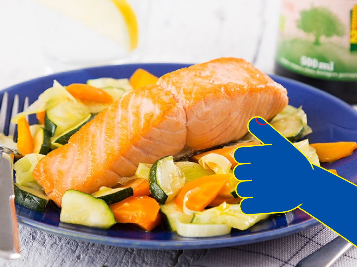 Salmão grelhado com legumes e um polegar azul a indicar que está bom.