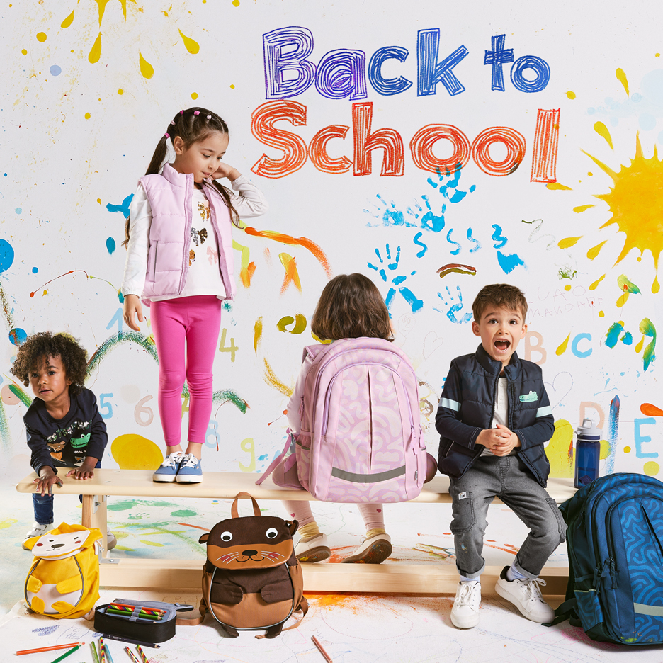 Quatro crianças com mochilas e material escolar, com o texto 'Back to School' num fundo colorido.